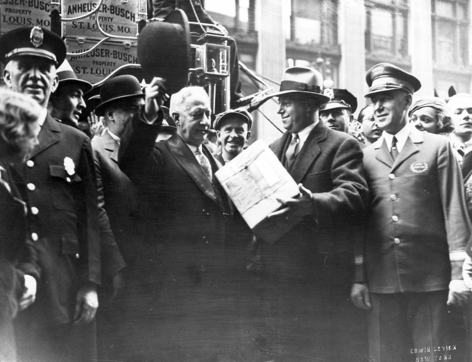 Anheuser Busch delivers beer to New York governor in 1933